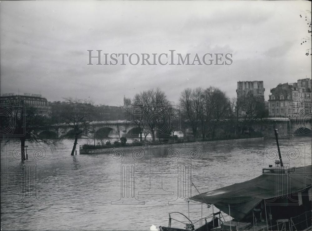 1961 Press Photo banks of the Vert Galant, near the pont neuf, flooded - Historic Images