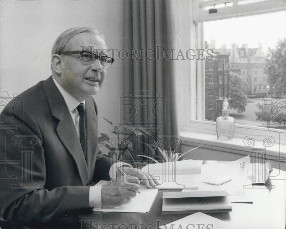 1970 Press Photo Docks Inquiry Chairman Lord Pearson Working In Temple Home - Historic Images