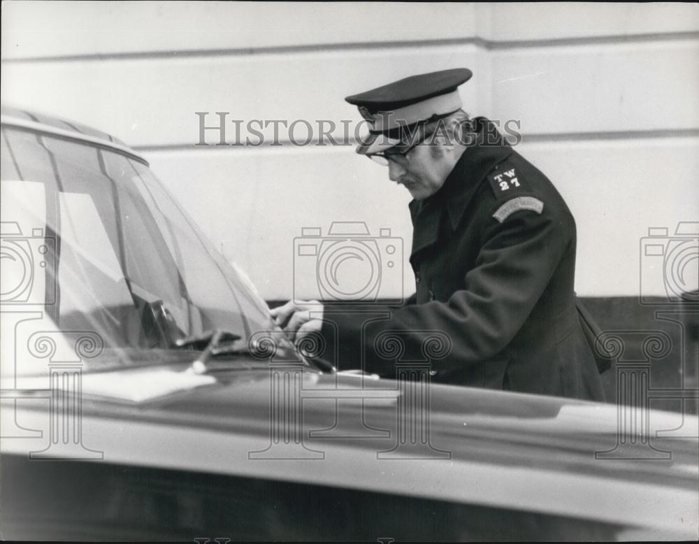 1969 Press Photo Spike Milligan as Traffic Warden in &quot;The Magic Christian&quot; - Historic Images