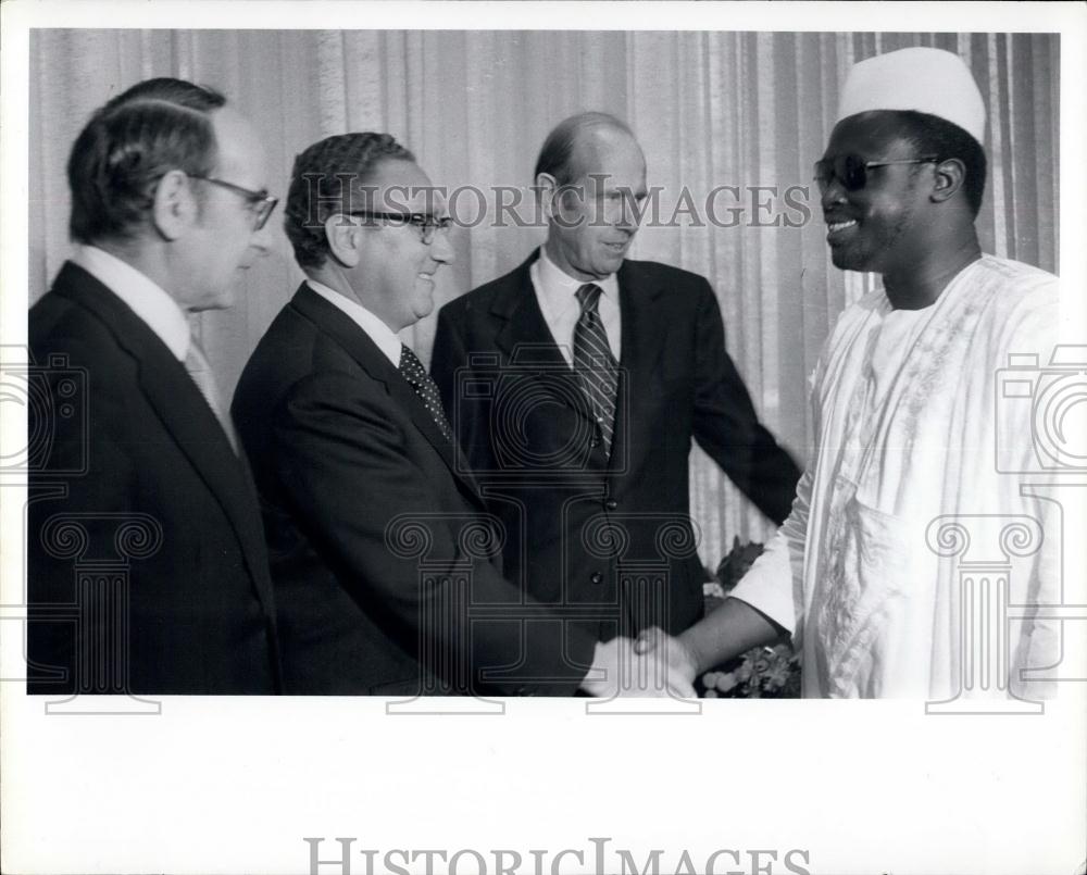 1973 Press Photo Secretary State Henry Kissinger Greeting African Delegates - Historic Images