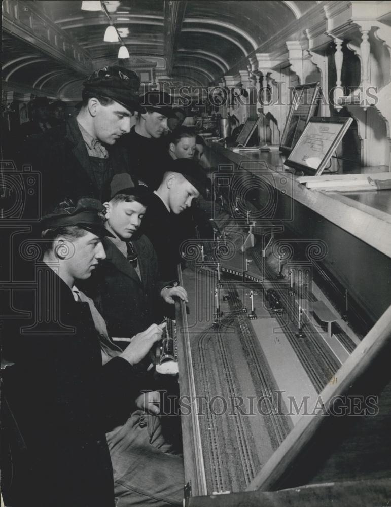 Press Photo Pass Cleaner Tom Brown, Norwich, Finger Signal Controls - Historic Images