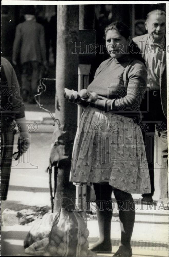 Press Photo Pregnant Woman from Bolivia Selling Lemons - Historic Images