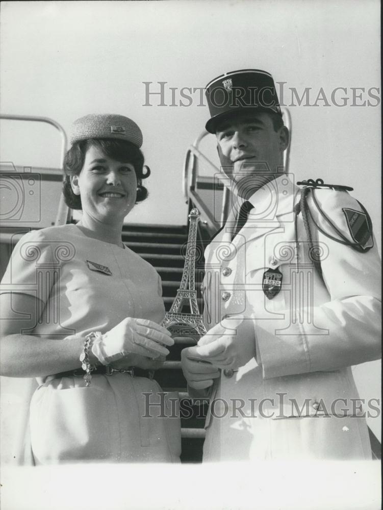 1965 Press Photo Paris Policeman Bernard Hanriat With Hostess Holding Eiffel - Historic Images