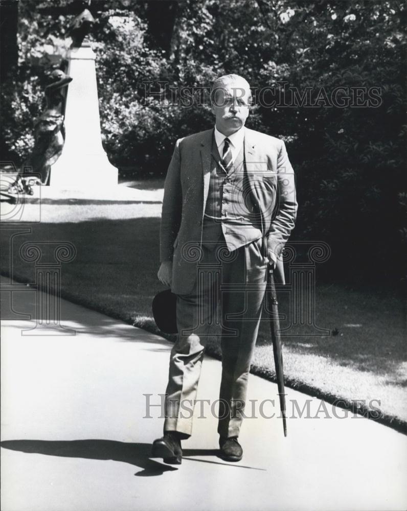 1967 Press Photo Colonel Leslie Lohan Takes A Stroll - Historic Images