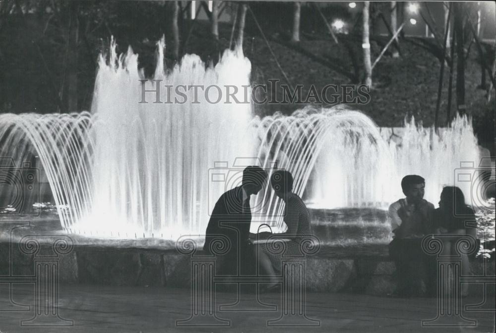 Press Photo Couples Sit At Fountains In New Shinjuku Plaza Tokyo Japan - Historic Images