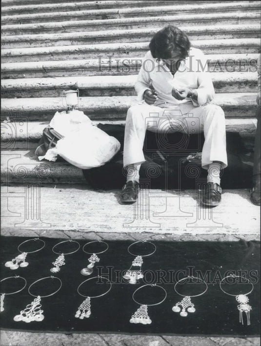 1970 Press Photo Knick Knackery Made By Roman Street Vendors Hippie Colony - Historic Images