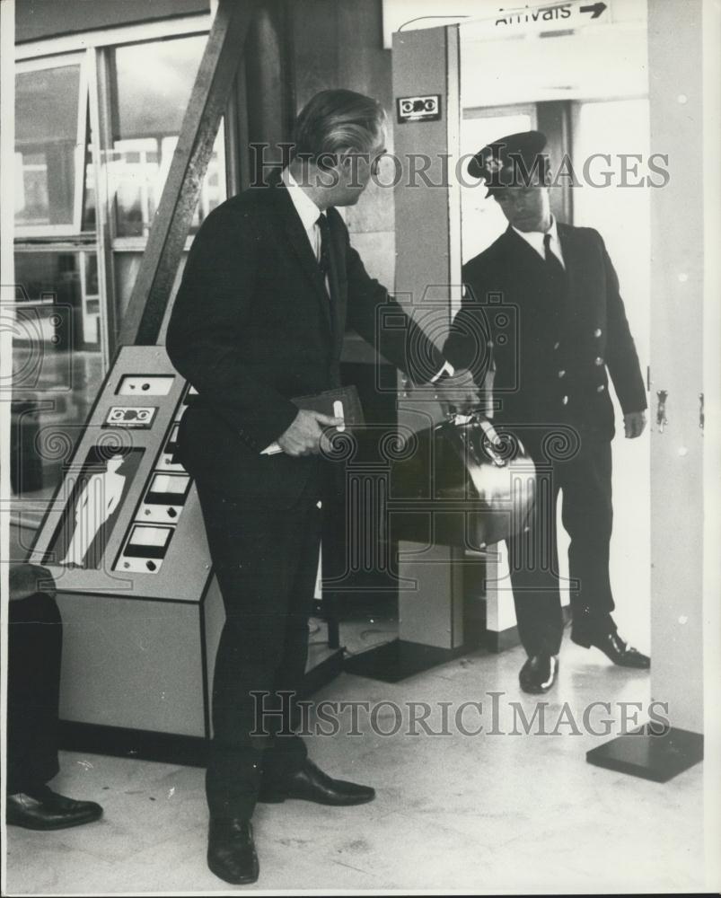 1970 Press Photo Machine Installed Heathrow Airport Detects Metal Detector - Historic Images