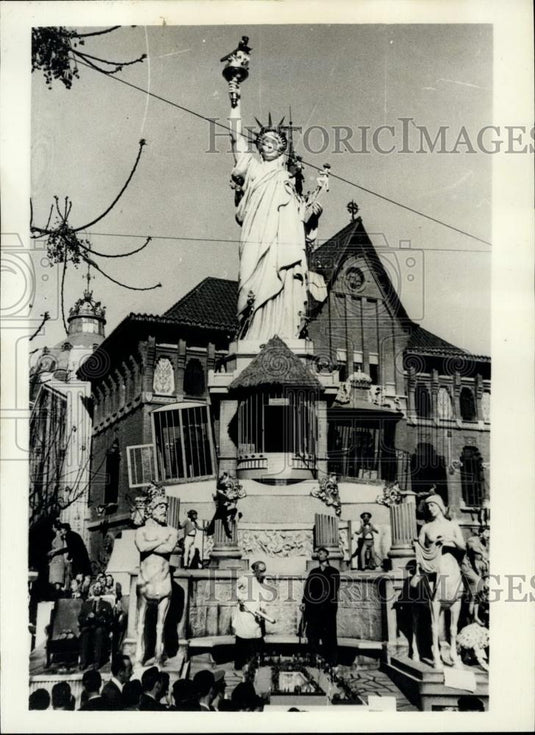 Press Photo Valencians and their "Ninots" Opening of the Carnival Season - Historic Images