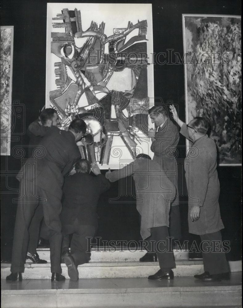 Press Photo Heaviest Canvas in the World, Galerie Charpentier, Paris - Historic Images