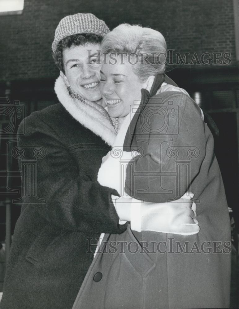 1963 Press Photo Survivors from the Lakoni are Landed at Tilbury - Historic Images