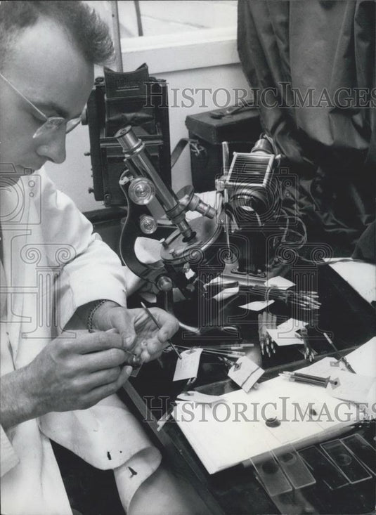 Press Photo Testing the ink in ballpoint pens - Historic Images