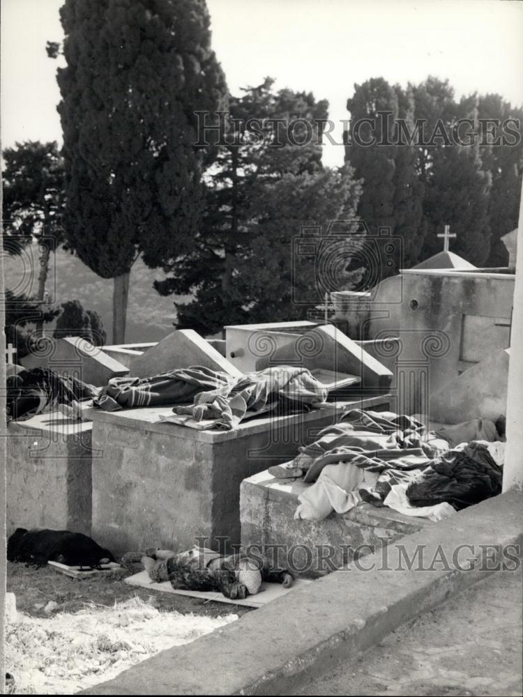 Press Photo Bodies in cemetery in Gibellina.from earthquake - Historic Images