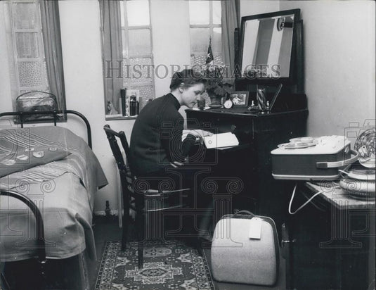Press Photo Salvation Army Cadet Working William Booth Memorial Training College - Historic Images