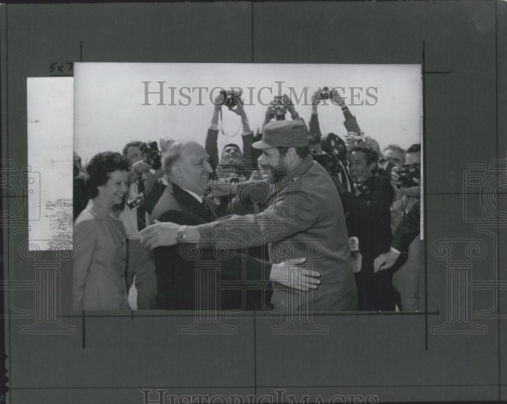 1972 Press Photo Tedor Zhivkov Bulgaria Hugs Cuban Prime Minister Fidel Castro - Historic Images