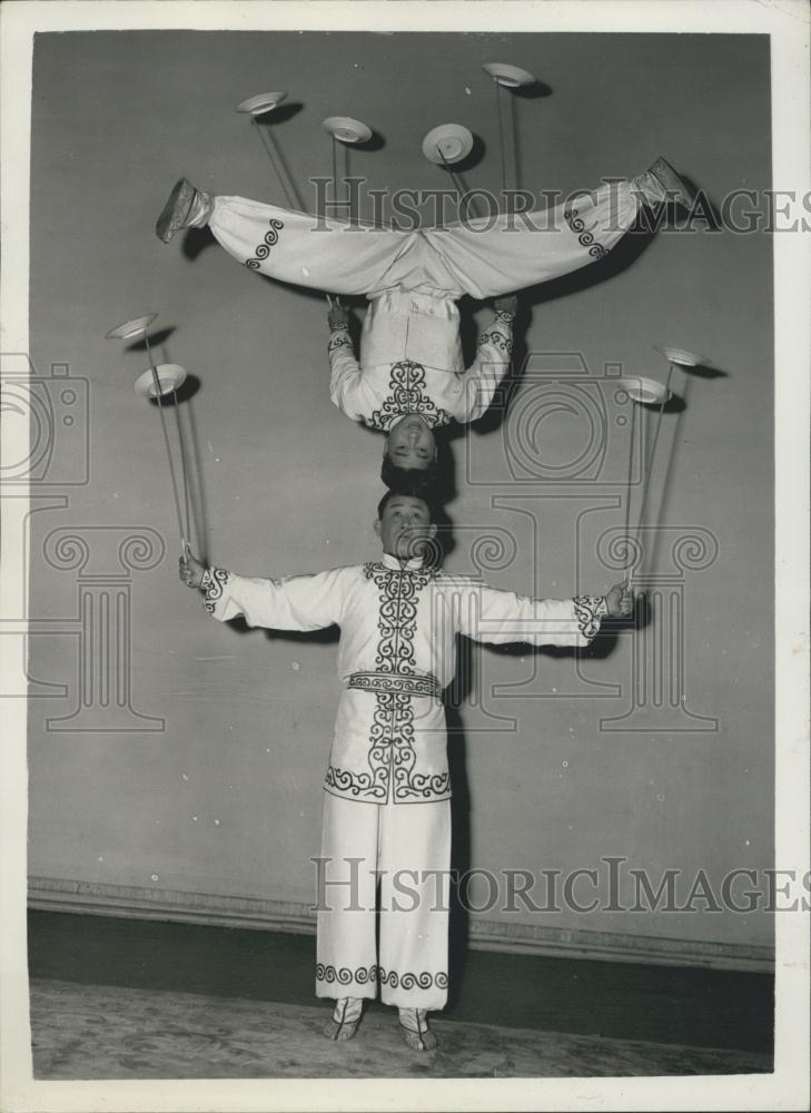 1956 Press Photo Plate Spinning Act/Tsai Chun/Wang Wen Chieh/Acrobats/China - Historic Images