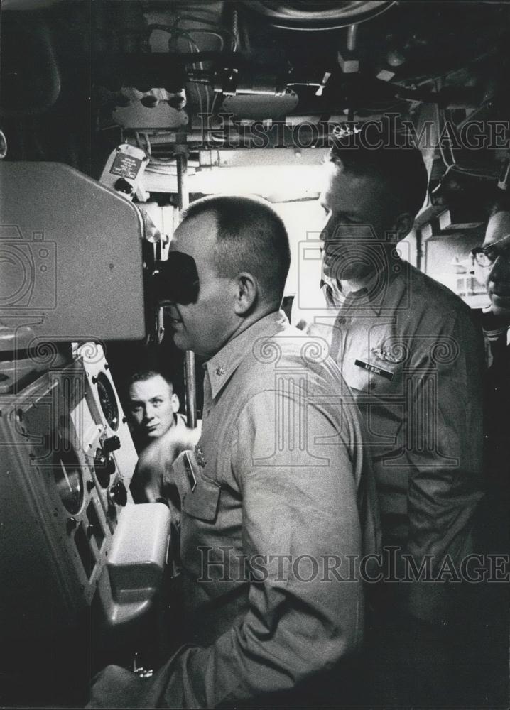 Press Photo At the Periscope Of An Atom Sub - Historic Images