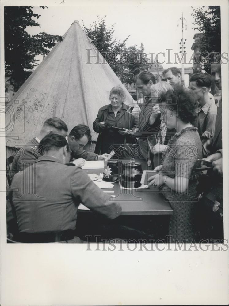 Press Photo Passport office at Brandenburger Gate - Historic Images