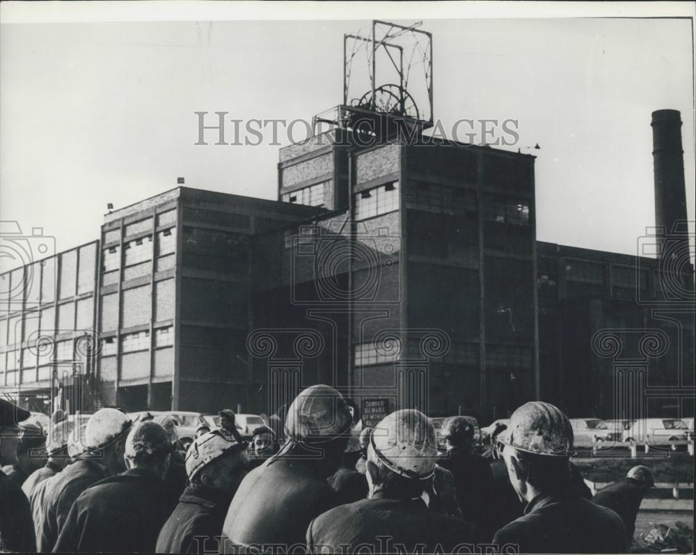 1973 Press Photo Lofthouse Colliery Workers Outside Wait For Trapped Miners - Historic Images