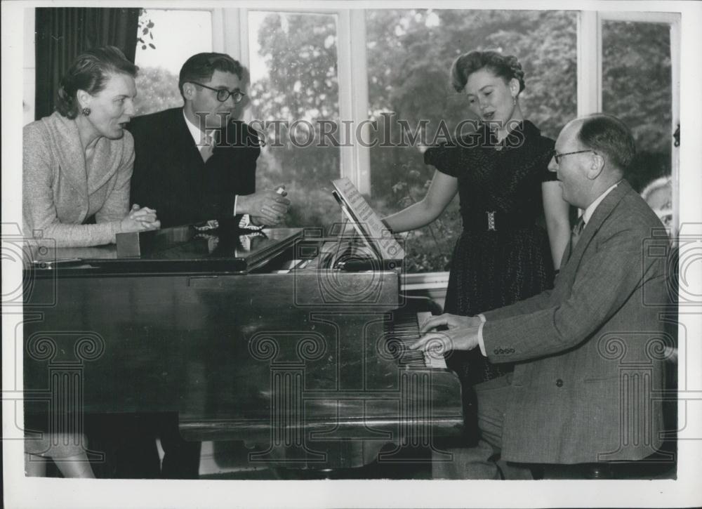 1956 Press Photo Sergei Romanovsky, Galina Savtcleenko and Dr. Jeffrey Samuel - Historic Images