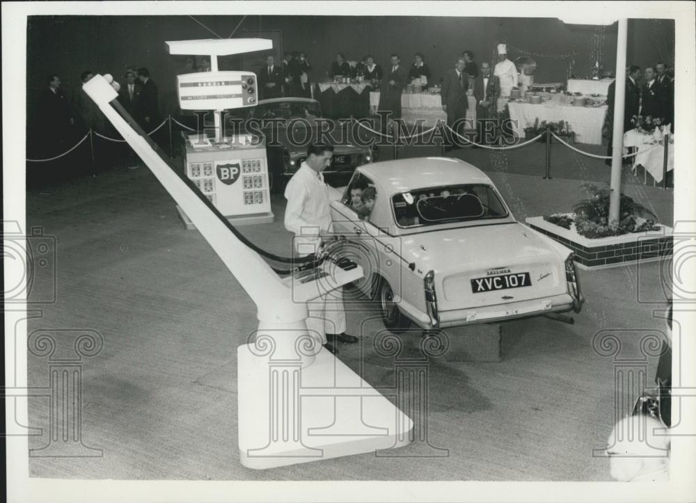 Press Photo "Autovista' new type of Automatic fuel dispenser by B.P. - Historic Images