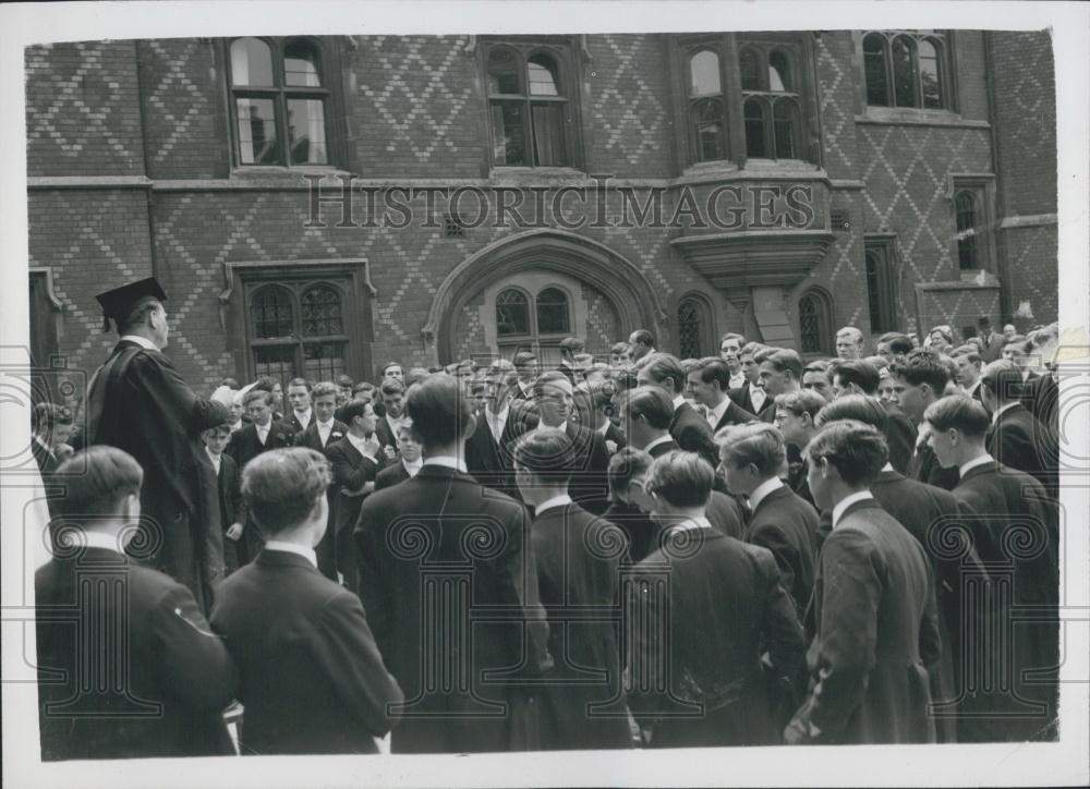 1959 Press Photo Calling of &quot;Absence&quot; in Weston&#39;s Yard June 4 Celebrations-Eton - Historic Images