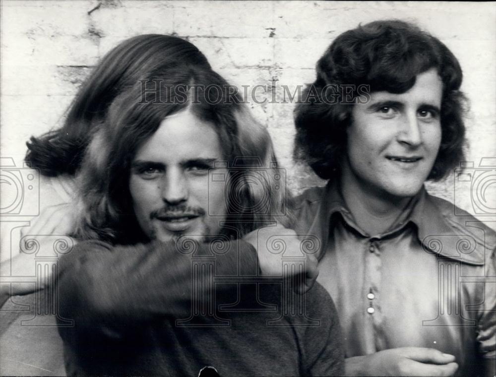 1967 Press Photo Young Men With Long Hair Spanish Square Traders Complaining - Historic Images