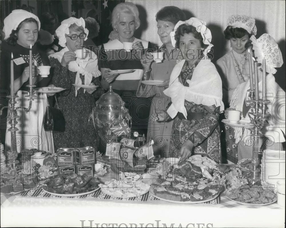 1975 Press Photo Mrs. Elliot Richardson Attends Tea Party - Historic Images