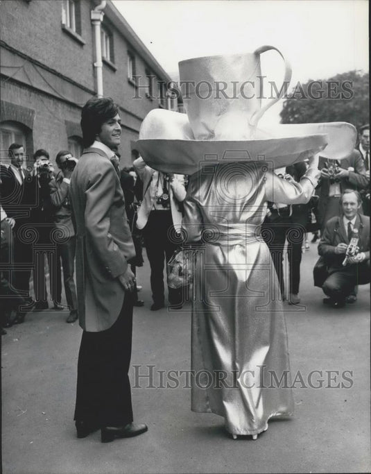 1970 Press Photo Back View Of Gertrude Shilling's Gold Getup At Royal Ascot Mtg - Historic Images