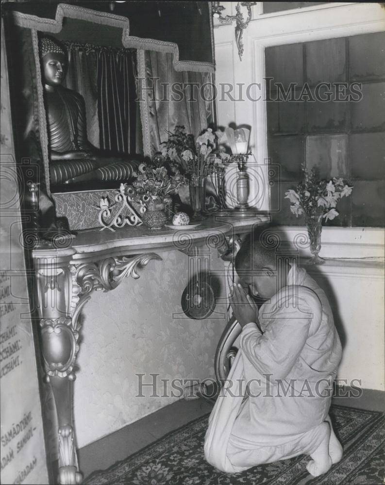 Press Photo Young Monk At London Vihari Temple Kneeling In Prayer from Ceylon - Historic Images