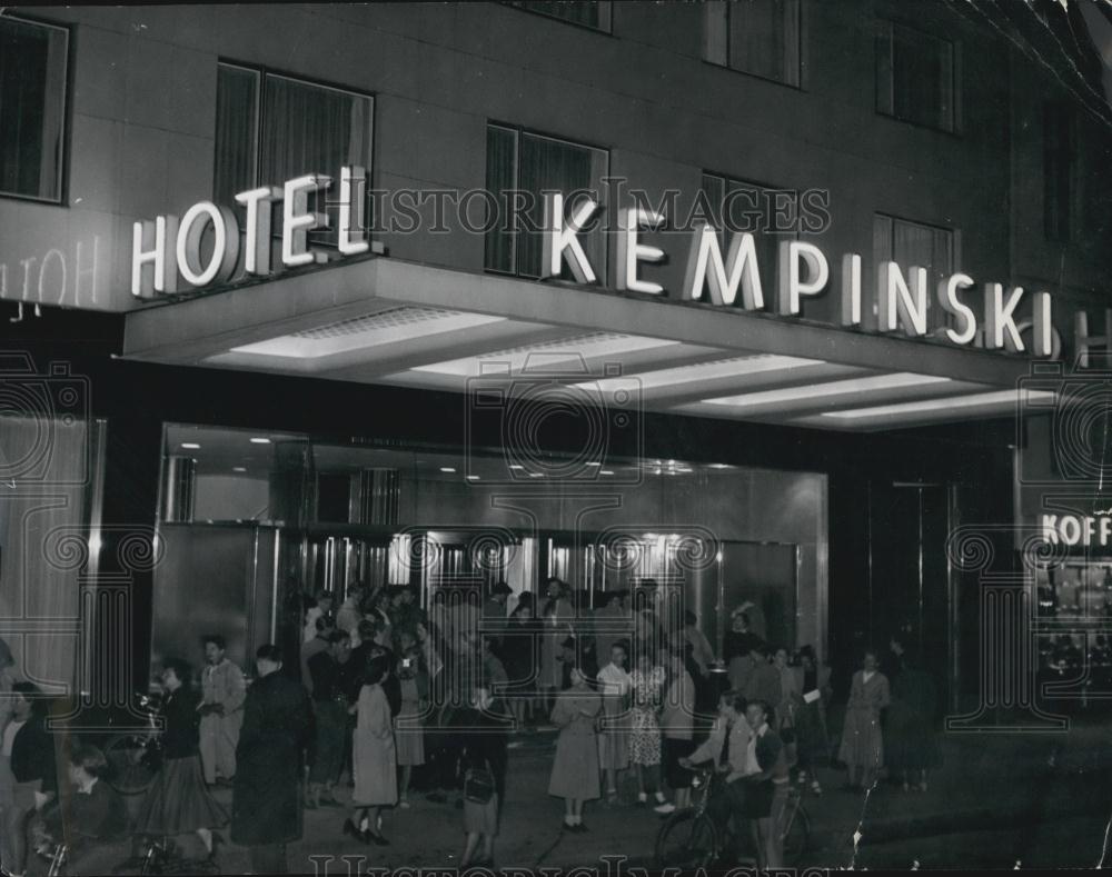 Press Photo A Crowd Outside Hotel Kempinski - Historic Images