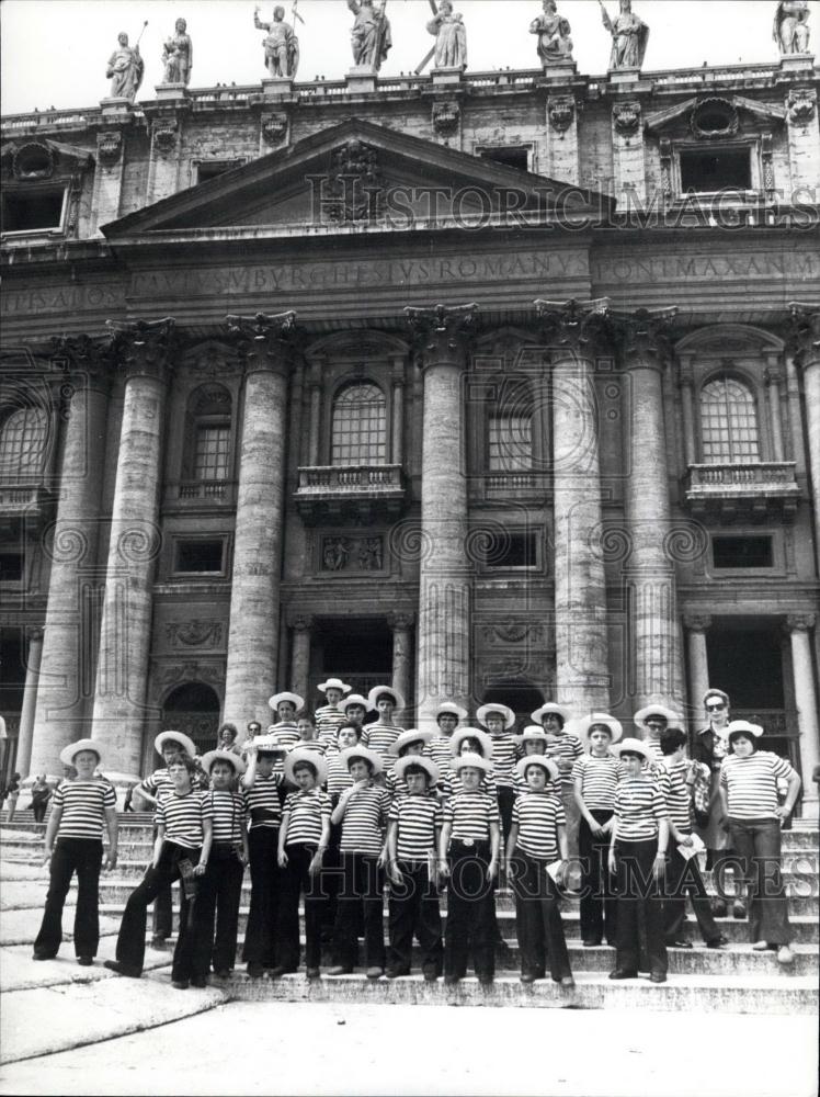 Press Photo Little gondoliers of Venice at St. Peter&#39;s basilica - Historic Images