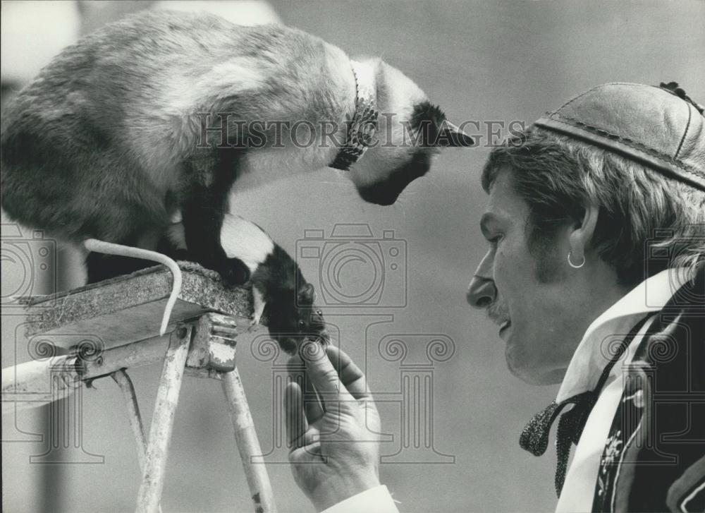 1984 Press Photo Siamese Cat Two Giant Mice Circus Henri Gugelmann Trainer - Historic Images