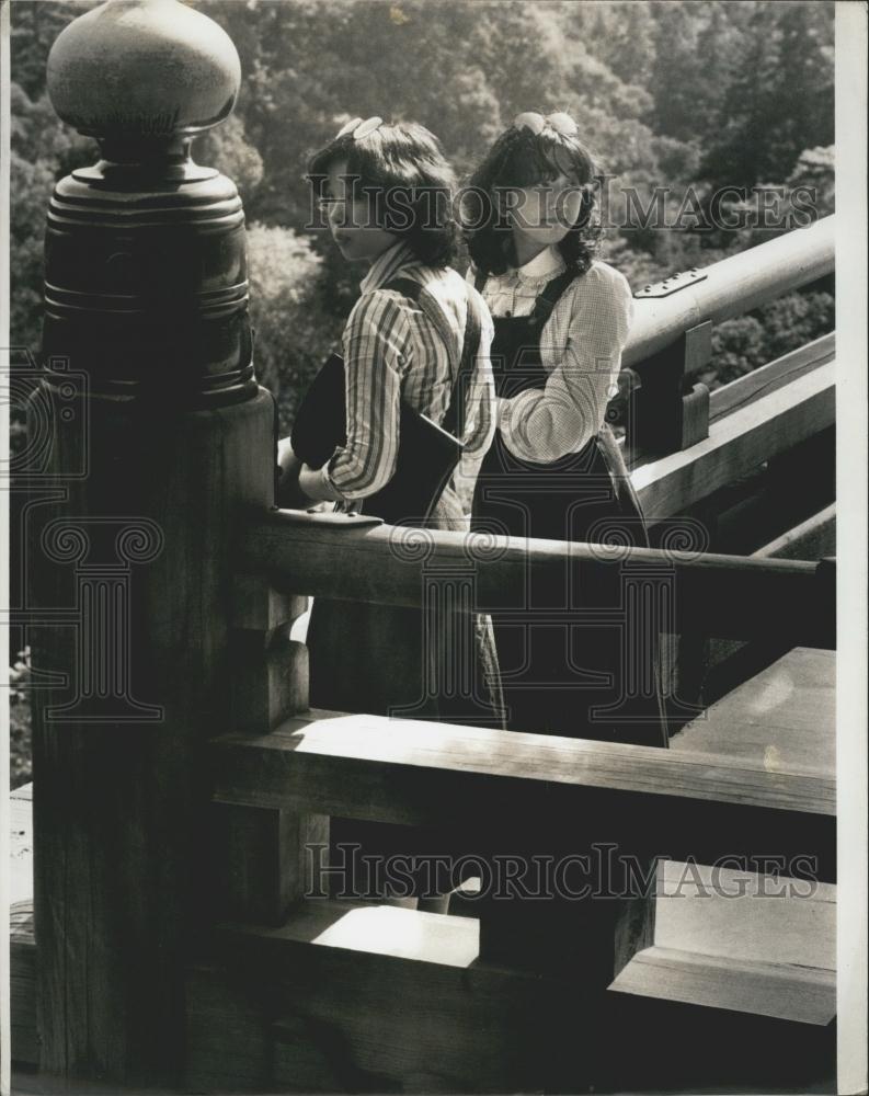 1975 Press Photo Japanese Students Visit Ancient Shrine Kyoto Japan - Historic Images