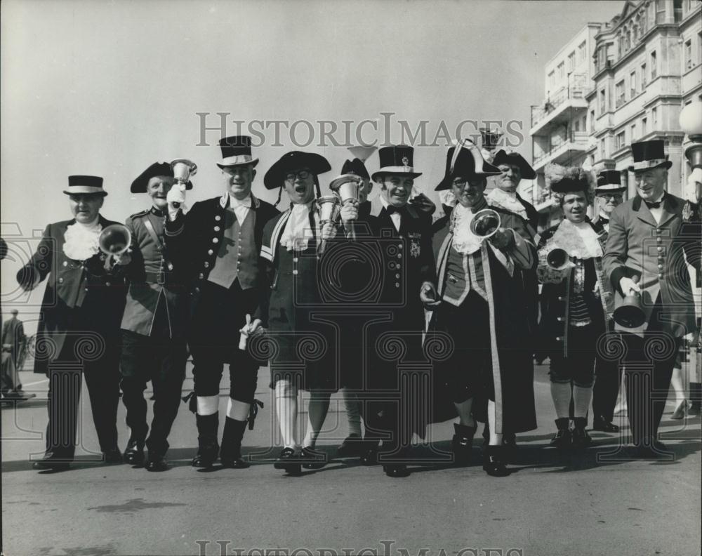 1964 Press Photo National Town Criers&#39; Championship At Hastings - Historic Images