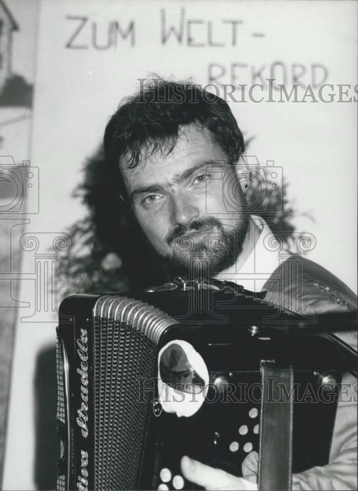 1934 Press Photo 103 hours playing on his accordion Felix Leutenegger - Historic Images