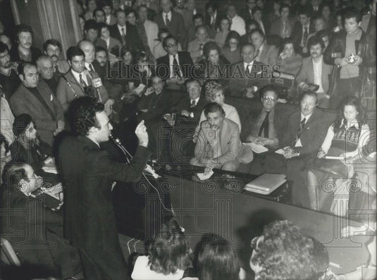 1976 Press Photo Argument Between Kamateros Supposed Cancer Cure Critics Greece - Historic Images