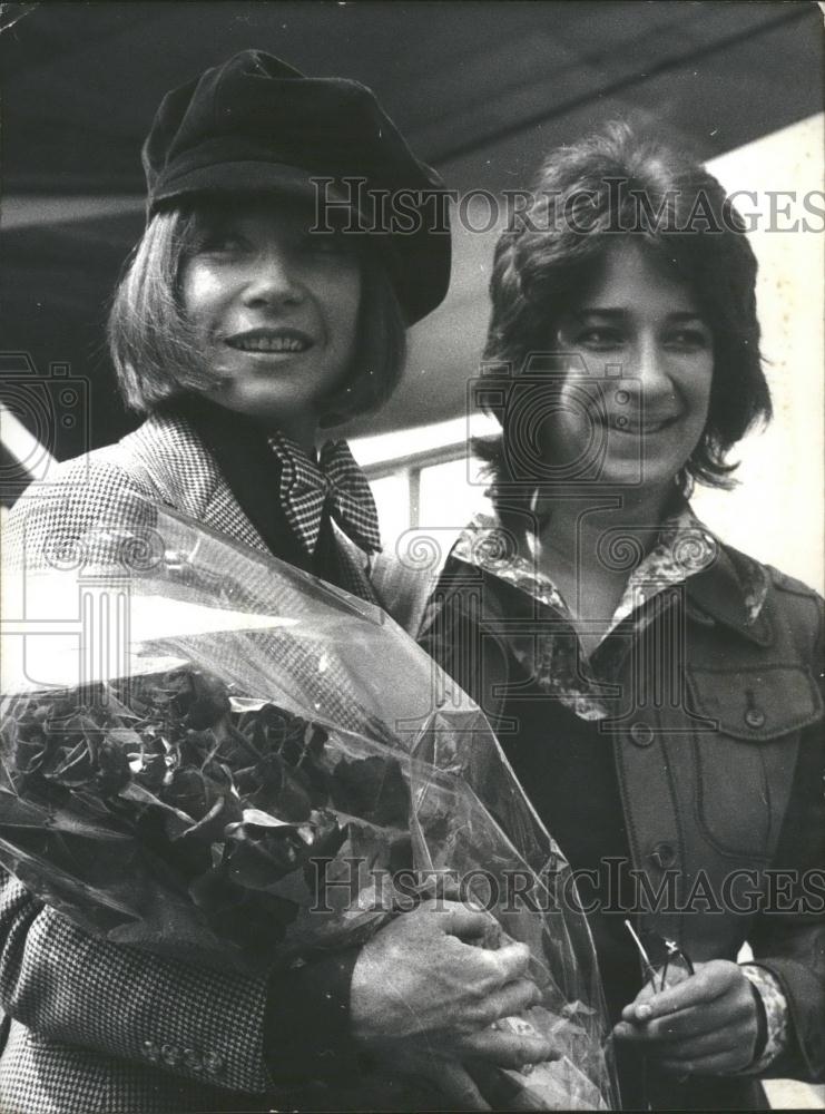 1974 Press Photo Shirley Maclaine &amp; director Claudia Weil - Historic Images