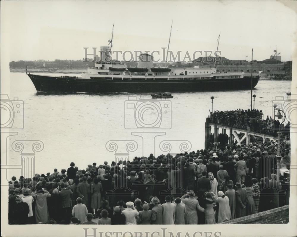 1954 Press Photo Crowd Waves Farewell Prince Charles Princess Anne Britannia - Historic Images