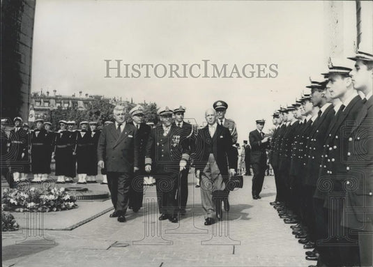 1958 Press Photo The Brazilian cadets at the arc de Triomphe in Paris - Historic Images