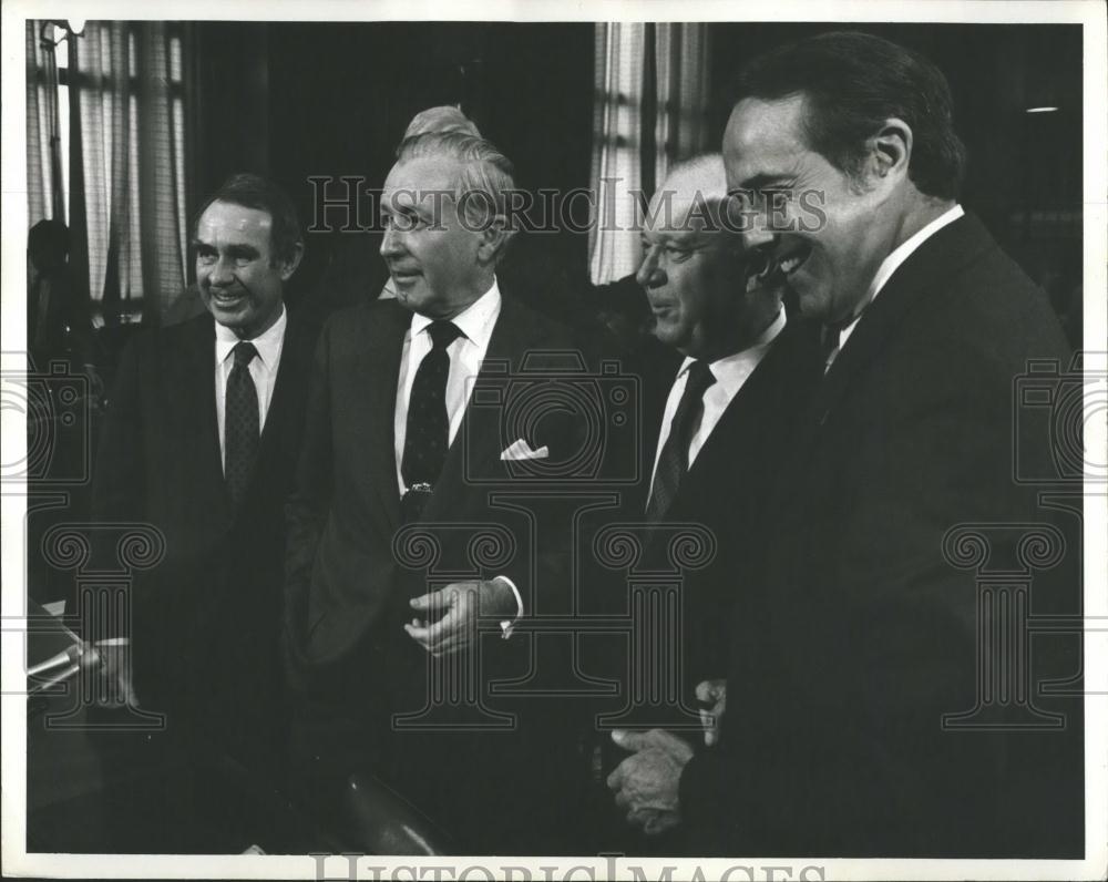 1981 Press Photo Treasury Secretary Donald Regan &amp; Friends - Historic Images