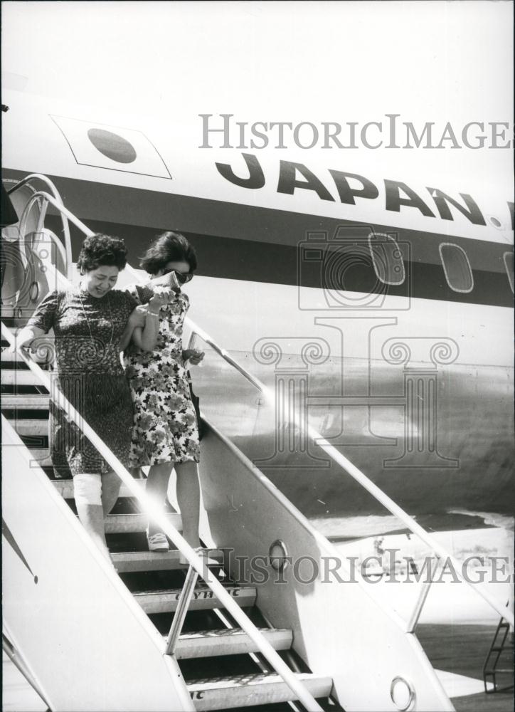 Press Photo Women Getting Off Of Plane - Historic Images