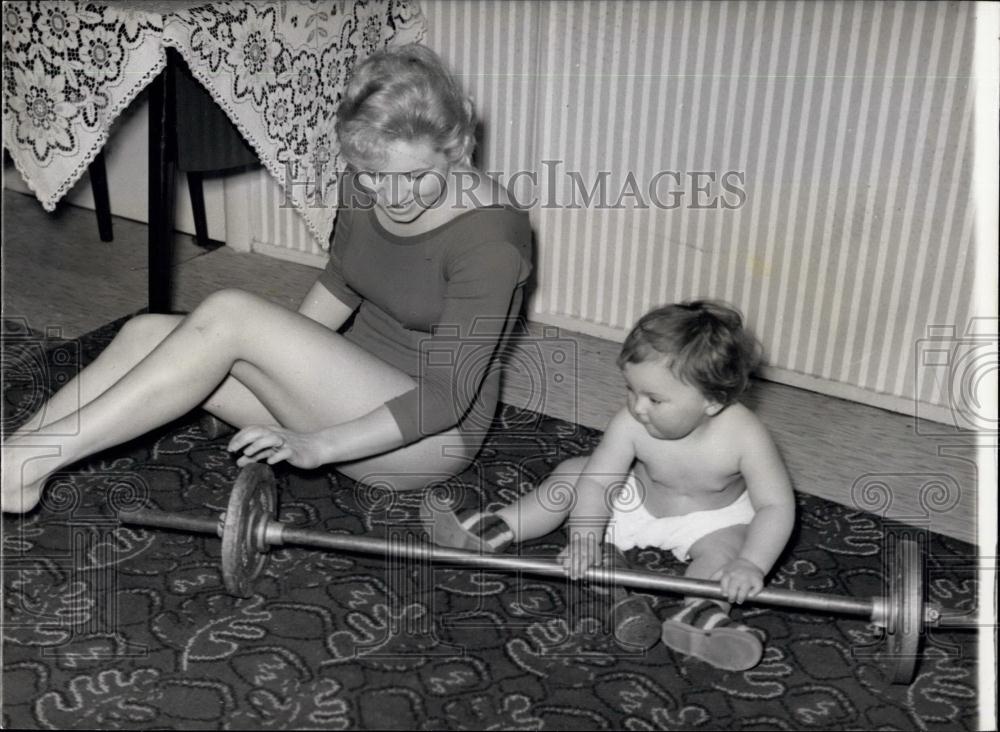 Press Photo The Barbelle baby, April and Mrs. Wright - Historic Images