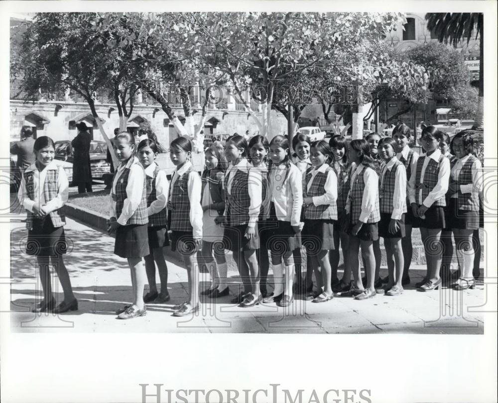 1974 Press Photo Ecuador Schoolgirls in Formation - Historic Images