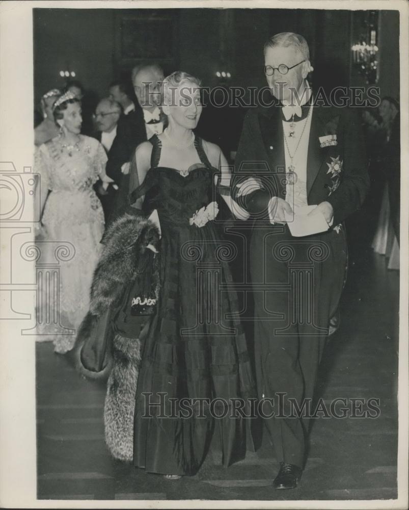 1952 Press Photo King Gustav Adolf escorts Mme. Francois Maurias, wife of Nobel - Historic Images