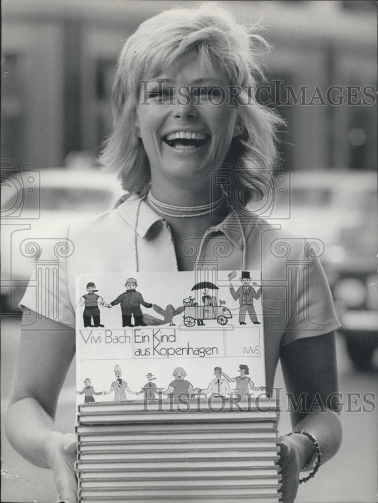 1971 Press Photo Vivi Bach Famous Danish Singing Star Publishes Book-Zurich - Historic Images