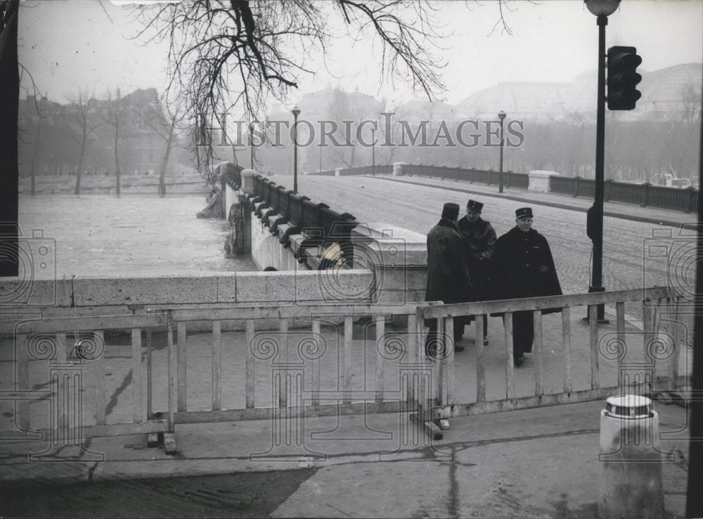 1955 Press Photo Policemen Guarding The Invalides Bridge during floods - Historic Images