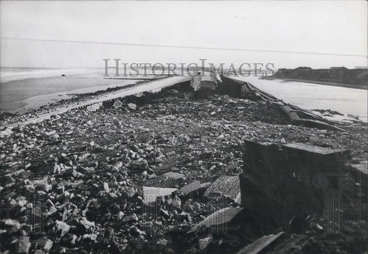 1953 Press Photo Sea Wall Seriously Damaged At Dunkirk By Floods - Historic Images
