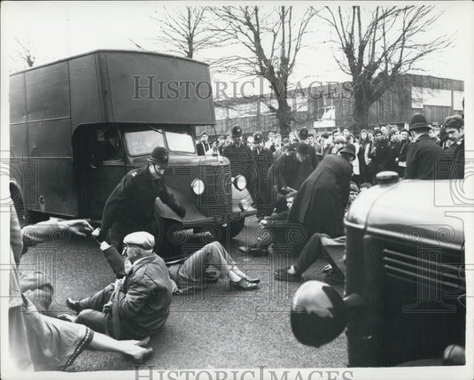 1961 Press Photo Three Hundred Protesters Arrested At USAF Headquarters - Historic Images