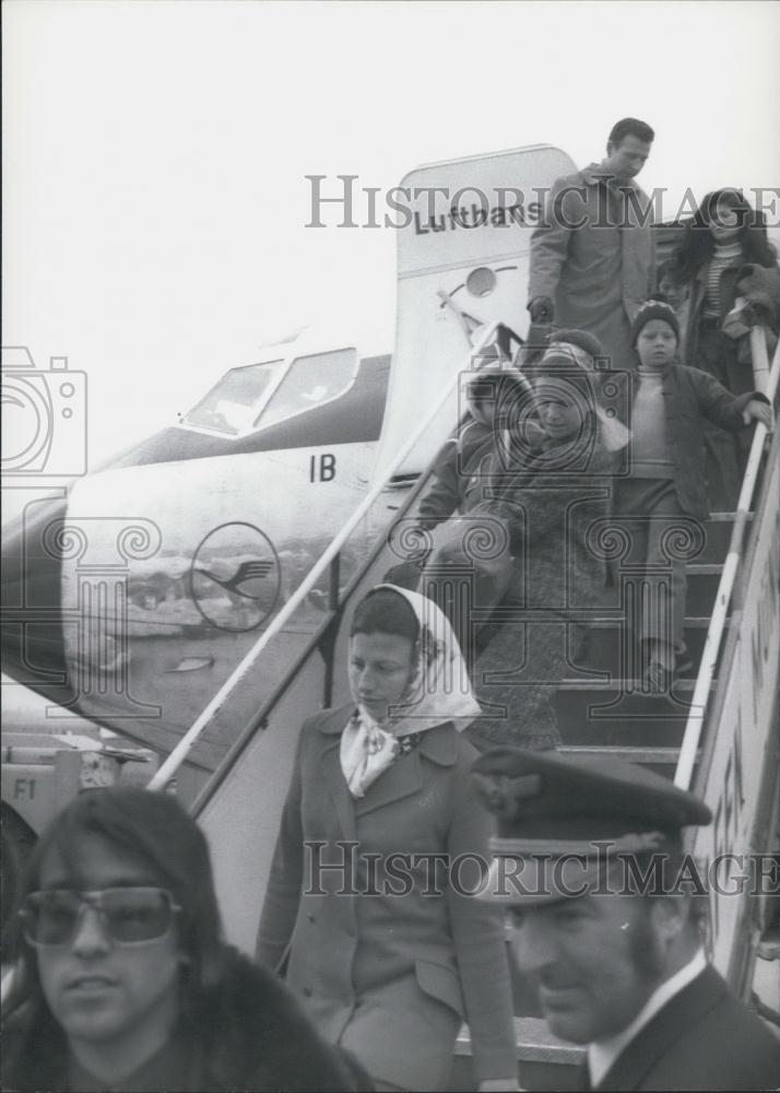 1972 Press Photo 50 Freed Jumbo Passengers Landed In Munich - Historic Images