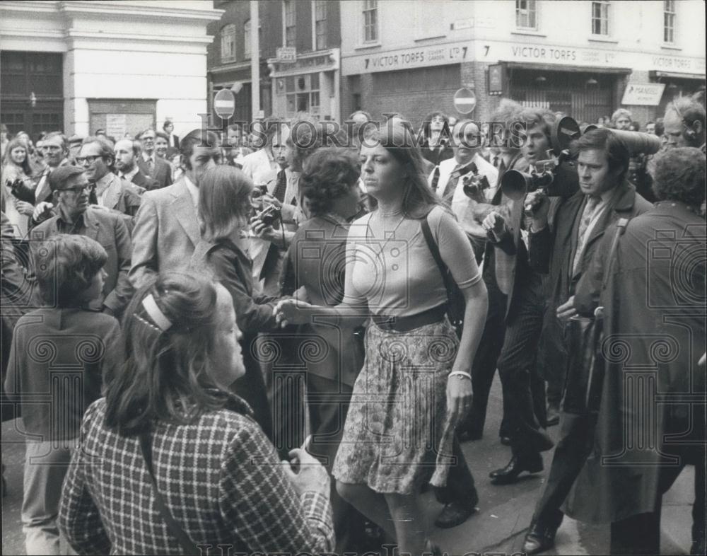 1975 Press Photo Jane Stonehouse Daughter of John Stonehouse Leaving Court - Historic Images